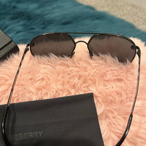 Burberry aviator sunglasses ? new no scratches mint condition use one time only main image 7